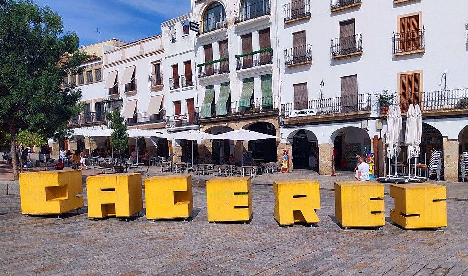 Letras en la Plaza Mayor de Cáceres
