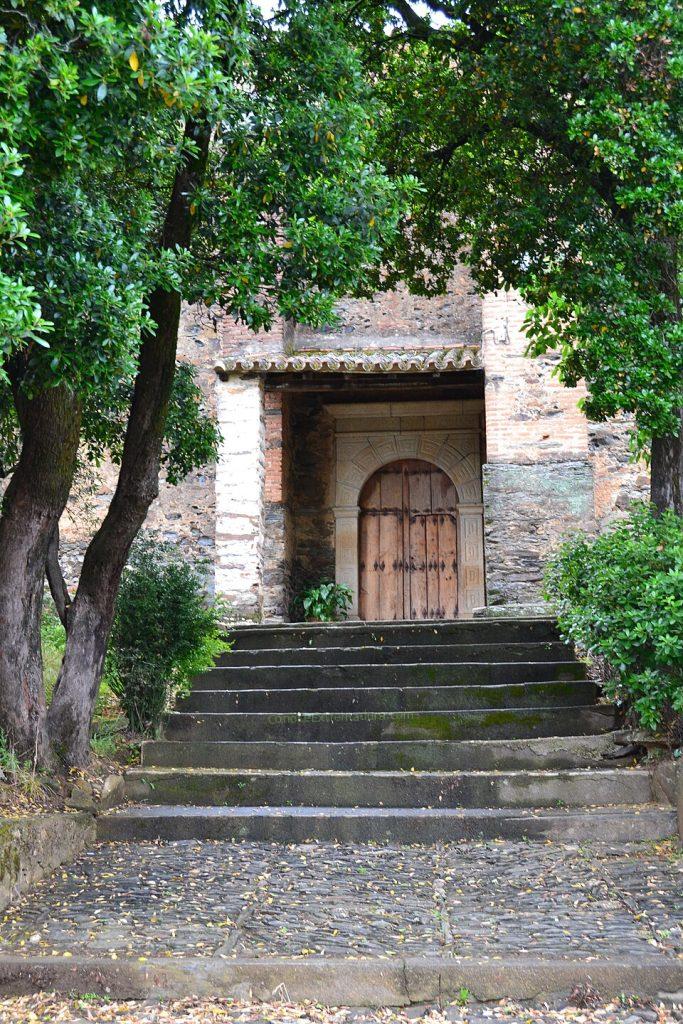 Puerta lateral de la iglesia de Cambroncino