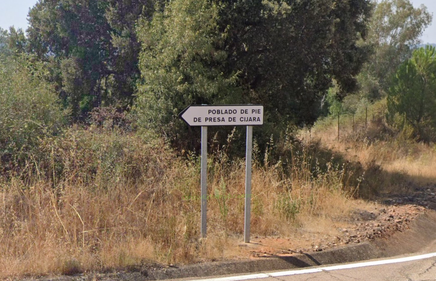 Señalización del cruce de entrada a Guadisa