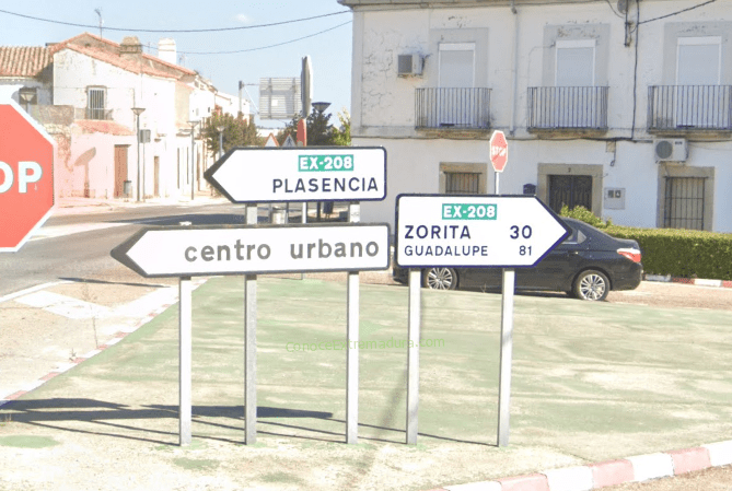 Señalización a la salida de Trujillo para tomar la carretera EX-208 sentido Zorita para ir a Madroñera