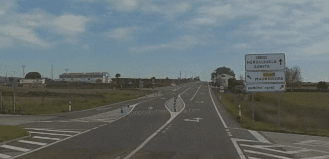 Señalización del cruce para tomar la carretera CC-416 hacia Madroñera en la carretera EX-208