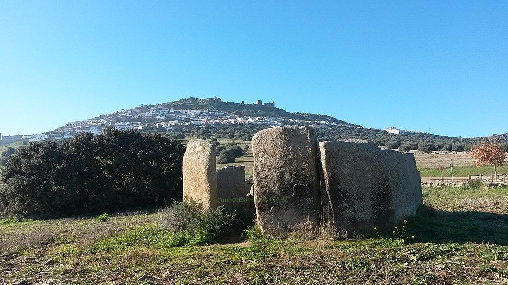 Dolmen, pueblo y castillo de Magacela