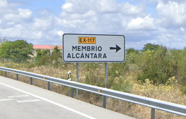 Señalización en la carretera N-521 con cruce a la EX-117, Membrío