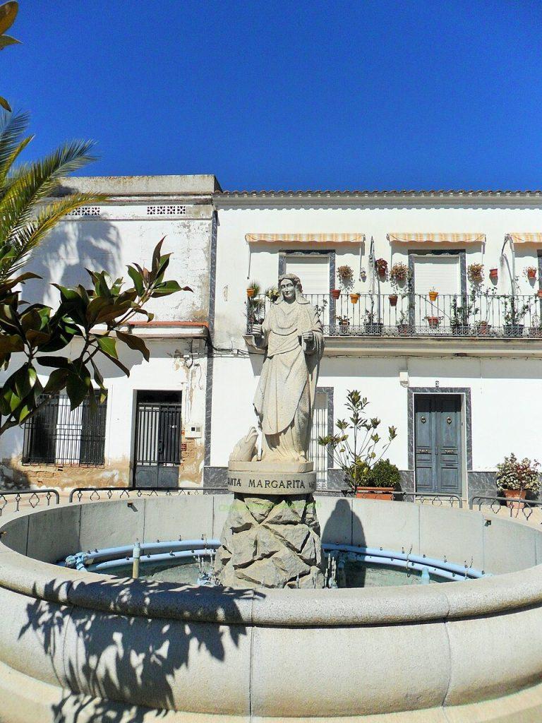 Fuente con la estatua de la patrona Santa Margarita, Mengabril