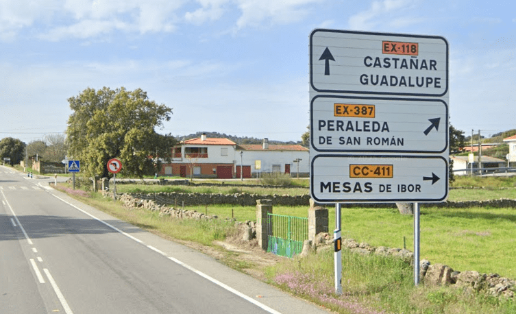 Señalización en la carretera EX-118 para tomar la CC-411