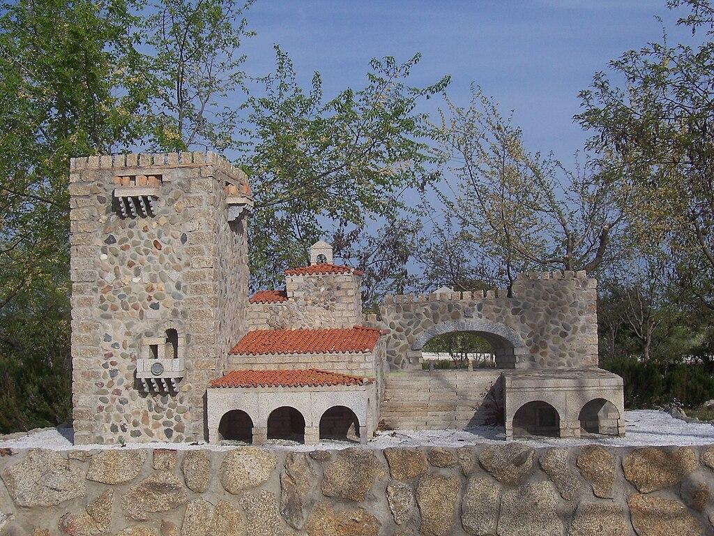Réplica la Torre Bujaco y Arco de la Estrella de Cáceres en el Parque Temático de Montehermoso