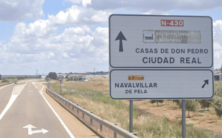 Señalización para acceder a la carretera EX-115 sentido Navalvillar de Pela