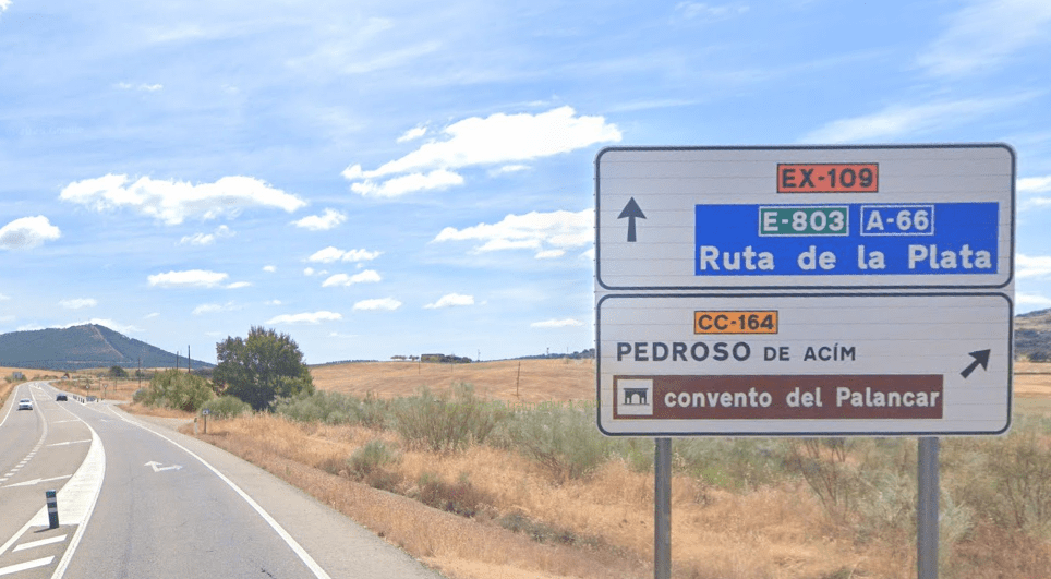 Cruce de incorporación a la carretera CC-164 hacia Pedroso de Acím
