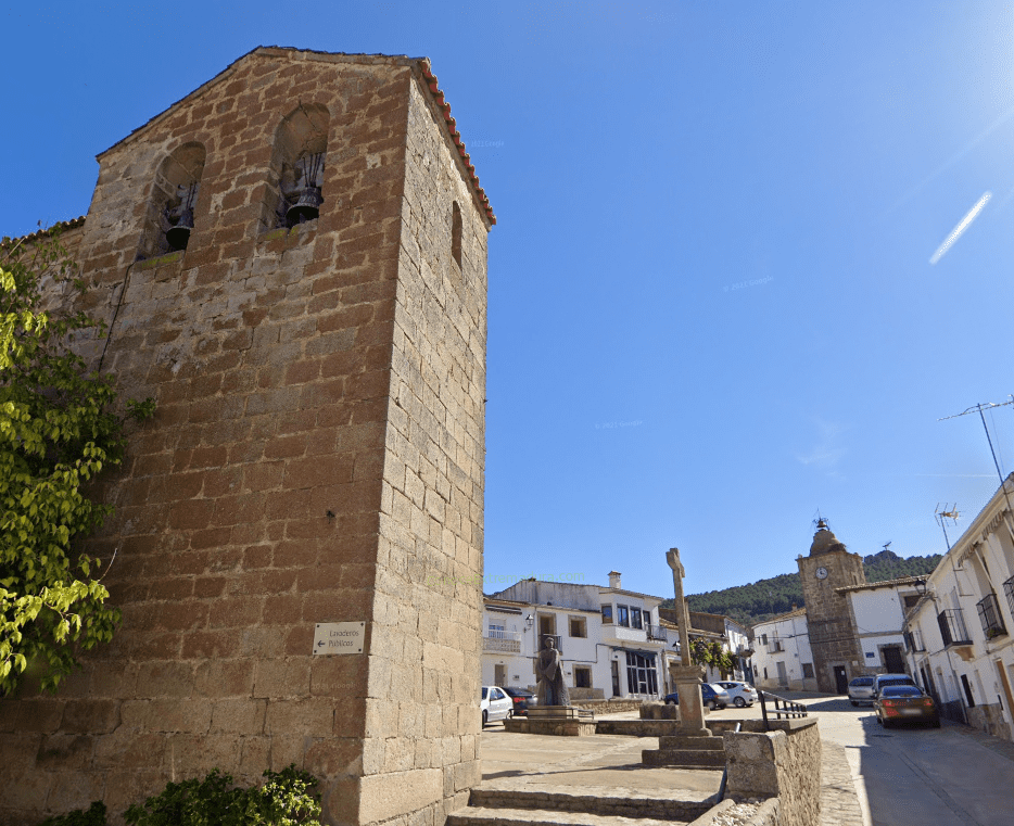 Vista de la Plaza Mayor, iglesia y torre del reloj, Pedroso de Acim