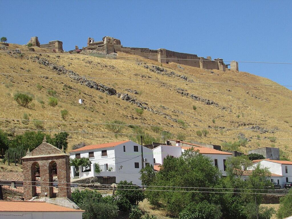 Vista de la Alcazaba desde la población de Reina