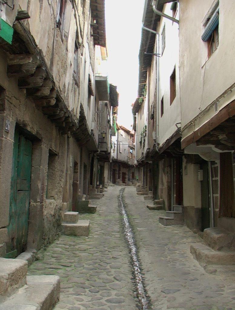 Calle con arquitectura típica de San Martín de Trevejo
