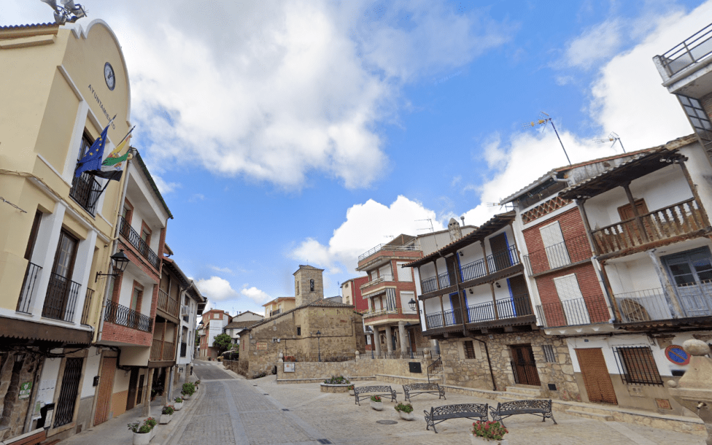 Plaza Mayor e iglesia de Talaveruela de la Vera
