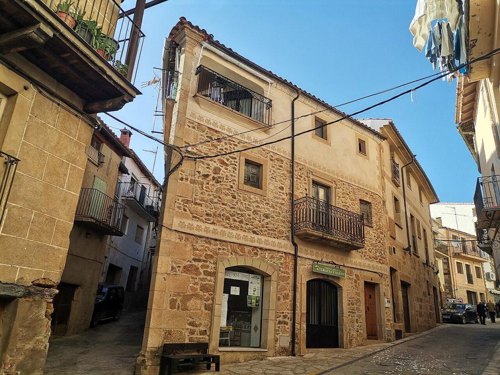 Calle en Torre de Don Miguel